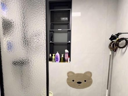 浴室半墙+水波纹玻璃yyds! 既保证了采光,又能做到干湿分离,
小熊地垫一放,可爱和实用我都要啦~
#卫生间装修 #半墙隔断 #干湿分离#卫生间装修设计 #创作者中心