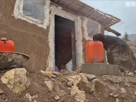 偏远山脉初冬牧区:游牧母亲瓦尔大雨抢修屋顶 修缮屋外泥泞地面 #朦萌荒野#瓦尔的最新进展#野外生活纪录片#伊朗游牧民生活#野外建造@DOU+小助手