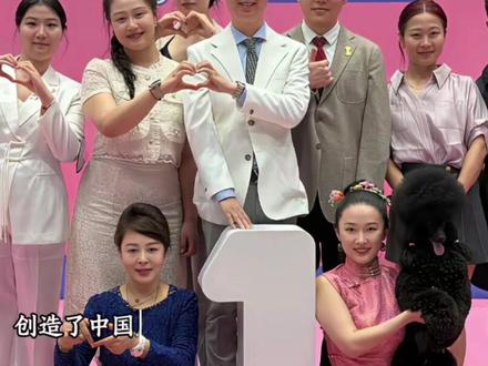 霍思燕家的狗狗又夺冠了!在泰国"公主杯"国际犬展上,年仅11个月的霍蜜蜡斩获3次总冠军、2次亚军#霍思燕 #宠物 #狗狗 #上热搜 #强烈推荐 @DOU+小助手