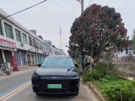 风云 T9 提车一年半总结!(上)
提车一年半跑了 25000 多公里,整体感受还是非常棒的,尤其是奇瑞的底盘和发动机动力。我跑的公里数有 16000 公里是用电跑的,有 8000 多 公里是用油跑的,因为我有家充还有公司也有充电桩,充电比较方便。日常就是城市用车,偶尔跑长途出去旅游。夏天能耗基本在百公里 4-5L 以内,冬天是在百公里 5-7 L 以内,高速油耗基本在 6-7L 以内。这么大的车我觉得整体油耗还是非常好的,冬天的话我基本都是不充电用油跑的,因为电耗比较高,用电不划算。我的 24 款舒适版,整体配置还是可以的,该有的功能都有#国产之光 #奇瑞汽车 #风云T9 #男人的快乐就是这么简单 #记录真实生活