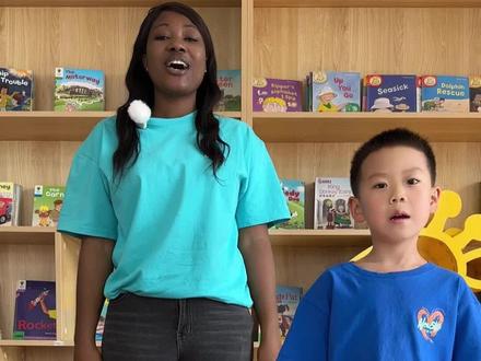 SSS儿歌|TPR互动舞蹈|英文启蒙|动作
Super Simple Songs 的《Walking Walking》🎶
这是一首让宝贝全身动起来的超嗨动作歌!🎵
跟着欢快旋律,宝宝能学会8个超实用动作指令,像小兔子一样蹦跳,像小鱼儿一样游动~
🐾 动物模仿游戏可以这样玩:
🚶♀ "Walking walking"(大步走像大象)
🐇 "Hop hop hop"(双脚跳像兔子)
🏃♂ "Running running"(快跑像小马)
🩰 "Now we tiptoe"(踮脚走像小老鼠)
🏊♀ "Swimming swimming"(划动手臂像小鱼)
😴 "Now we sleep"(双手合十贴脸睡觉)
⏰ "Wake up!"(突然张开手跳起来)
🔁 最后加速版:"Let's do it faster!"(全家一起疯狂)
📚 今日词汇
🚶♀ walk | 走
🐇 hop | 单脚跳
🏃♂ run | 跑
🩰 tiptoe | 踮脚
🦘 jump | 双脚跳
🏊♀ swim | 游泳
😴 sleep | 睡觉
⏰ wake up | 醒来
🌟 互动小贴士
• 准备不同动物头饰,每段切换角色扮演
• 用彩色胶带在地面贴"河流"(游泳)、"草地"(跳跳)等场景
• 睡觉段落突然关灯,醒来时开灯+撒彩色纸屑
• 结束拥抱:"You're the best little actor! 会跑会跳还会游泳呢~"#律动儿歌 #英语启蒙 #跳一跳挑战 #亲子时光 #创造英语语言环境