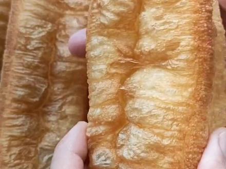 油条在家怎么做好吃,不用膨松剂,只要水和面,做出来香酥个个空凉了也不硬#在家做美食