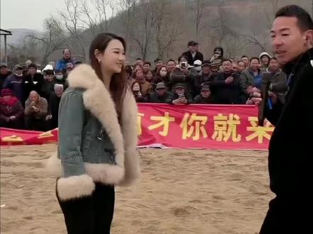 几万人的直播间需要这样的小姐姐来撑场#摔跤 #拍摄现场 #毛洋洋 #快来围观