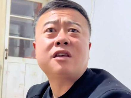 哎,敢呲牙……今天让军哥也干干时髦跟个风#搞笑