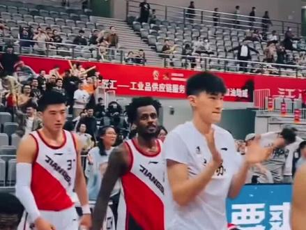 新赛季cba前瞻之江苏男篮:李楠禁赛易立上任,江苏男篮彻底推倒重建 #dou来cba新赛季 #妈咪100问