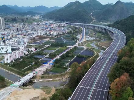 惠水县摆金镇交通发达就是缺条河,