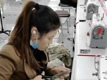 小姐姐教你包拉链,效果怎么样?#金拐杖#服装厂 #服装工艺 #࿆服装人 @DOU+小助手 @抖音小助手