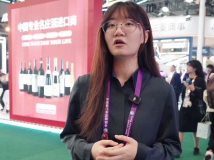 进博会上,中外企业如何携手共赢?答案是“长期主义+彼此成就”。作为八届全勤的参展者,中粮集团以全球供应链为桥,既把优质产品引入中国,也将中国消费市场的新动向、新诉求分享给合作伙伴。在接受中国日报采访时,意大利柯威集团亚太业务开发经理戴维德·奥尔博拉托坦言:“中粮名庄荟是我们在中国唯一的合作伙伴,这一关系已近八年。借助中粮渠道,我们把产品、品牌与创新稳定触达上海和全国。中国消费者需求升级加快,我们对中国市场的承诺不变。”(记者 闫一尘)