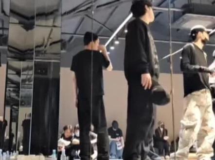 #张艺兴 #张艺兴直播 这个工作人员…