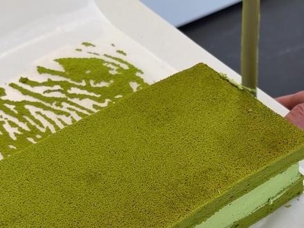 属于圣诞节的抹茶草莓蛋糕🎄✨🍓
圣诞节的甜品清单又完成一项!
抹茶草莓蛋糕一点不夸张真的太好吃了
奶油中加入白巧和奶油奶酪
冷藏后完全是醇厚的口感
但搭配草莓一点不腻!
抹茶白巧奶酪奶油:
白巧45g
抹茶粉12g
淡奶油加热 150g(和白巧抹茶混合)
白砂糖36g
奶油奶酪90g
淡奶油冷藏 300g(最后和液体混合)
冷藏过夜使用
(视频中制作完共剩150g奶油)可抹面使用
抹茶蛋糕 正方形平盘
鸡蛋5个
玉米油50g
抹茶粉10g
牛奶75g
低筋粉55g
砂糖50g
柠檬汁3g
150度烤30-33分钟
#烘培
#圣诞蛋糕
#抹茶草莓蛋糕
#圣诞节
#美食