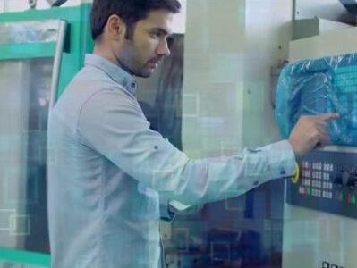 谷歌刚发布的第七代TPU芯片Ironwood,训练和推理性能直接较前代暴涨四倍,一个集群能串起超九千颗芯片,搭配的还是最顶尖的1.6T光模块。更狠的是,谷歌明确喊出“每六个月算力容量翻倍”,未来四到五年要实现“一千倍能力提升”的目标!这波算力竞赛,会不会复刻当年英伟达的造富神话?中国公司能不能分到一杯羹?今天咱们就把这事说透!
先给大家划重点:谷歌这波操作,本质是为了满足AI大模型爆发式的算力需求。就像咱们手机要换高性能芯片才能流畅玩游戏,Gemini 3.0这样的超级AI,得靠更猛的硬件撑着。而这颗“性能核弹”的背后,需要一大堆核心部件加持——从MEMS阵列、钒酸钇晶体,到光模块、环形器,每一个环节都藏着真金白银的机会。
可能有人会问:这和之前英伟达的红利比,哪个更值得关注?答案是:毫不逊色!之前英伟达显卡热销时,国内供应商跟着赚得盆满钵满;现在谷歌这条新赛道,不仅需求规模相当,而且中国企业早就凭借技术优势,卡位了多个核心环节。
重点来了——这些绑定谷歌“算力战车”的中国公司,你可别错过:
首先是中际旭创,绝对是谷歌产业链的“龙头赢家”。作为谷歌1.6T光模块的独家供应商,它2025年相关订单金额已经超五十亿元,还签了三年长期供货协议。
其次是福晶科技,靠“小众硬核”产品站稳脚跟。它生产的钒酸钇晶体是光器件的核心材料,全球市占率超六十个百分点,而谷歌的OCS交换机恰恰离不开这种关键部件。2025年三季度财报显示,公司单季净利润同比暴涨百分之五十三点七三,高性能光学元件的需求爆发,直接让这家公司的盈利能力大幅提升。
还有赛微电子,手握谷歌MEMS芯片的“独家代工权”。它通过瑞典子公司和谷歌磨合七年完成工艺验证,这种核心芯片单台价值约三千美元,毛利率高达百分之九十。虽然2025年出售了部分股权,但过渡期代工协议依然有效,未来谷歌OCS需求持续增长,它还能持续受益。
最后不得不提腾景科技,堪称OCS光学器件的“隐形冠军”。它给谷歌供应折射棱镜、环形器等核心器件,单台设备价值量超七百美元。公司的WSS滤光片全球份额达四十个百分点,已经通过谷歌白名单,2025年预计为谷歌供应两万台OCS器件,对应收入约一点五亿元,后续还有直接招标的机会,增长空间相当可观。
#谷歌tpu #ironwood #ocs交换机 #mems传感器 #钒酸钇