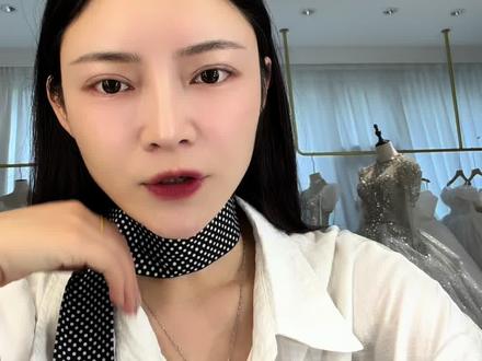最近河南固始的新娘因酒店上菜早,自己换好敬酒服再来现场,宾客全走光而避雷酒店的视频上了热搜,一时激起千层浪,冷静下来讲三个大家不知道的真相。#婚礼主持人#河南 #抖音助我上热门