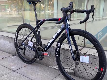 Campagnolo的公路车套件,Lapierre Xelius & SR 2x12s 机械碟刹套件,简单,高效,故障率低,纯粹的机械变速系统,没有充电的烦恼,没有电量担忧,到手就是咔咔咔的,这东西多少年还是可以始终如一的高效运作,喜欢机械感的小伙伴的心头好~碟刹套件Chorus起步,🔝的是SuperRecord。