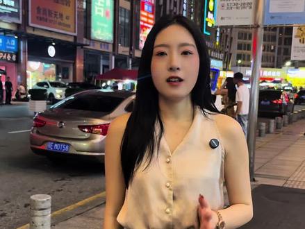 #阿妈的情书 #观后感
看完《阿妈的情书》,坐在镜头前久久没能平复心情。
一纸侨批,半部人生。原来世间最深的爱,从不是轰轰烈烈的告白,而是藏在岁岁年年的等待里。阿妈把思念写进字里行间,把牵挂熬成漫长岁月,隔着山海,守着一份初心。
年少时总觉得浪漫是花前月下,如今才懂,老一辈的深情,沉默又厚重。没有甜言蜜语,却用一生去奔赴、去坚守。
愿我们都能读懂这份质朴的爱意,珍惜身边每一份不离不弃的陪伴。