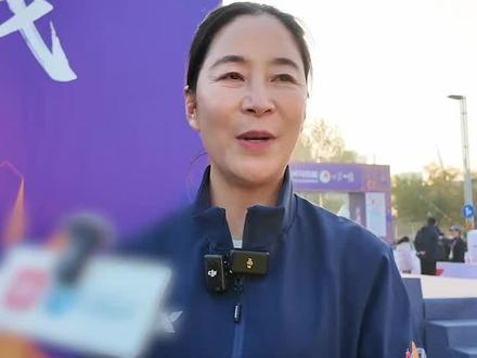 11月16日上午7时30分,2025郑州马拉松在郑东新区CBD如意湖畔鸣枪起跑。奥运冠军王丽萍表示,来到郑州像回归了福地,郑马是一场文化之旅、温暖之旅,看到这么多人奔跑,作为一个体育人,感觉特别欣喜。#郑州文旅#