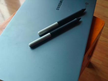 4K分辨率Super AMOLED屏Chromebook出闲置咯!2600元可出!来自于顶级手写笔制造商Wacom授权合作的EMR电磁笔S Pen还是内置的!迄今为止唯一的用于三星自家笔电的4K分辨率的OLED屏幕,极致的视觉享受!不喜欢或者用不了ChromeOS系统可以刷成Windows系统,毕竟是英特尔家i5处理器。