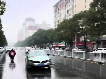 下雨天开比亚迪,这6个设置要学会用! 刚提比亚迪或者海狮06遇到暴雨天一定要打开的6个车辆设置,尤其是最后一个设置关键时候能保命。用车知识分享,今天是第40期。#比亚迪汽车 #海狮06 #雨天开车 #玻璃起雾 #雾灯