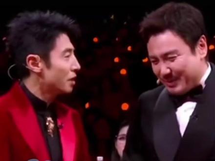 “沈腾说错词” 冲上热搜,“我不光是来主持的,我还想来主持”,撒贝宁一脸震惊:你还想来报幕?网友调侃:别人忘词是事故,沈腾忘词是节目#大象主播说 @主持人杨嘉祥