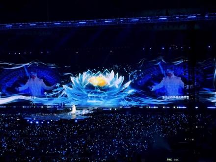 曾毅:副歌我得来点吧?玲花:让你来两点
#凤凰传奇 #玲花曾毅 #友情岁月 #神级现场