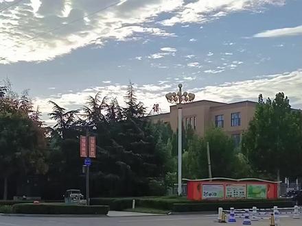 寿光现代明德学校是一所直属九年一贯制学校,目前包括明德校区、屯田校区、尧河路校区三个校区和一所独立的幼儿园,在校师生5400余人。
学校恪守“为未来培根”的核心办学理念,以“上好人生每节课”为校训,形成了鲜明的办学特色。学校以“培育具有中国心、现代脑、世界眼的高素质公民”为育人目标,重视师生成长生态,围绕“培根”文化主线,以务实奉献的姿态,干事创业、开拓创新,全力打造基于课程标准、追求教学评一致性的“五度”高效课堂;积极构建“培根”课程体系,全方位提升综合素养。
学校现有韩少华齐鲁名师领航工作室、徐翔特级教师工作室,山东省优质课及潍坊市学科领军人才培养计划12人,市县级立德树人标兵、学科带头人、教学能手73人,50余人受邀到市内外兄弟学校做学术交流。自2016年建校以来,学校先后获评“全国青少年校园足球特色学校”“全国青少年校园冰雪特色学校”“山东省‘互联网+教师专业发展’工程教育评价实验校”“山东省创新素养培育实验学校”“潍坊市轻负优质培育学校”“潍坊市教育惠民十佳学校”“潍坊市铸魂育人示范校”等各级业务称号50余项,“培根教育”品牌影响力日益扩大,办学成绩卓越,赢得了良好的社会赞誉和家长口碑。