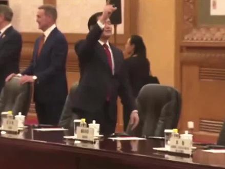 第一次来人民大会堂的卢比奥 队一切都充满了好奇!