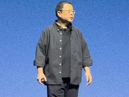 科技春晚迟到40多分钟罗永浩致歉,最终其现场宣布全额退款 ,门票收入166万元全数捐给香港大埔,网友:中年男人沉稳和大气都在这一刻体现了