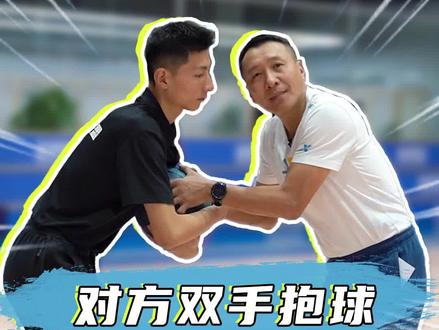 对方双手抱球,我双手抢球犯规吗?#篮球