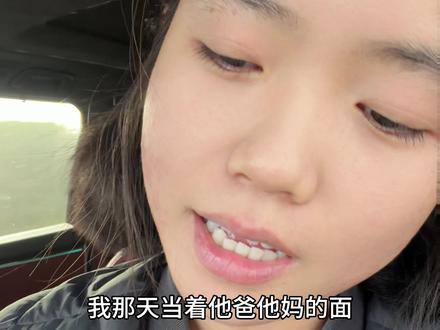 其实这个视频发出来心里还是很忐忑、因为可能会引起一些男女对立、但我希望你们能理解我的本意是、爱是没有一个明确的标准、放轻松一点、我擅长引导小孩那我就多带点 、他擅长打扫卫生照顾人、这是他的优点、 如果想让他把爱的天秤偏向你、那你也要偏向他才行、爱是双向的、当我们要求别人的同时其实困住的是自己、结过婚有孩子后、爱不再是陪你多少时间、送你多少礼物而是分担家庭琐事、能处理好双方父母之间的关系、还要有挣钱的能力、注定会度过一段难熬的时期、当你的人生到这个阶段了、你只有一个选择就是熬过去、我说的是你、这是我自己的课题…… 没结婚前挣钱打扫卫生不觉得累 但结婚后只是多了一个人 我干的和以前一样但却觉累、因为起了不公平的心、家是我的家、孩子是我的孩子、做好妻子该做的、不是我不爱了、而是我不在逾越了、把他的课题留给他自己……(还是要告诉你们爱情还是在只是在这段时期责任太重、压力太大、外界焦虑太多 不需要互相理解、只需要相互包容、尊重走下去)
(这是这两年我的心里感受、或许对你们没什么帮助、但我会感觉你们像我的家人一样怕说出来你们会担心、真的特别感谢你们陪伴了我五年)补充:这是我和小毛磨合好后、在小毛的鼓励下发的视频、想帮助跟我同阶段的姐妹、或许帮助不到、但是我和小毛的初心、不想引起男女对立、有一些姐妹可能误会了、对不起、我很抱歉 我们依旧很相爱 吵架并不代表不爱、是互放不知道怎么去爱、我们一直在改变、宝宝1岁4个月 不用阿姨小毛主带小孩、我主工作 、他为了家庭、不干事业、每天围着孩子真的很努力也不给宝宝看手机、那段时间他好像没了自我、到了他带娃累、我工作累的阶段、双方都认为对方不爱他、我反省我没有理解他已经很努力了、还去指证他 这是我的不对所以给他道歉、我不在拿我的要求对他、他看书学教育孩子、都在改不足的地方、两年的磨合、感情不是非黑即白 爱在于如何去定义他、每个人优点能力都是不同的 现在我们一起带娃、一起工作、也留出各自做自己的时间、每个人都很开心、方式很重要、我们相遇就是权衡利弊的结果、我们是相亲、条件不到位我们都不可能在一起、我图他干生意、他图我脸、是网红(权衡利弊另一个意思叫门当户对)有所图才正常
这段时间注定很难度过、我相信真的相爱、就算一地鸡毛、为了不分开双方都会改变 要到这种地步还是有一方不改变、至少我努力过、缘分到了那就好聚好散