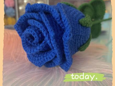 #蓝色妖姬玫瑰 #玫瑰花钩织#酒杯玫瑰手工 蓝色妖姬玫瑰🌹,送爱人送父母皆宜,😘😘思念式的爱值得被温柔对待🥰🥰