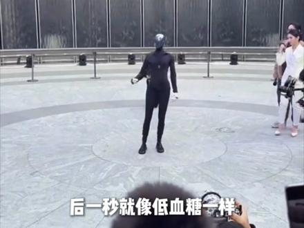 大型翻车现场 小鹏机器人首秀摔成热搜第一#小鹏#小鹏汽车#小鹏机器人