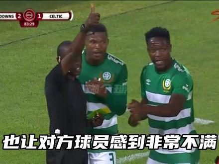 二分多钟,三张黄牌,四次换人才开出来的角球?看看角球怎么拖延时间折磨对方#dou来足球季 #足球的魅力 #搞笑足球 #足坛名场面