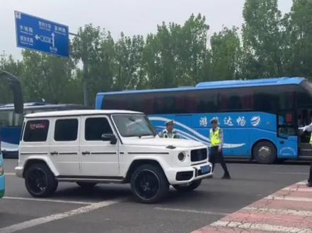 6月7日,山东,东营,高考第一天学生大意走错考点了时间紧迫交警开道大G爱心送考,车主:保证完成任务 顺利送达考场