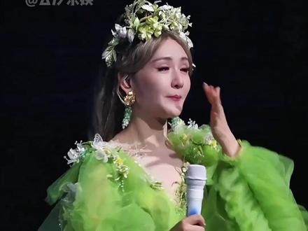 何炅空降谢娜演唱会这一夜,瞒过所有人的缺席VCR,让27年兄妹情看哭全场#谢娜 #何炅 #谢娜演唱会 #影娱热点团 #内容启发搜索