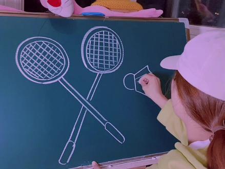 会写0吧?会画直线吧?那你可以画羽毛球拍啦,最简单的羽毛球拍🏸️在这里啦,家人们,学起来吧,学不会你揍我👀#简笔画 #幼师 #热门@DOU+小助手 @抖音青少年 #萌知计划