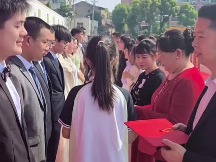 天下父母心!中国父子情!一中成人礼!感动多少人!#人山人海中的美好瞬间 #高光时刻#安陆一中成人礼#青春万岁#感恩父母