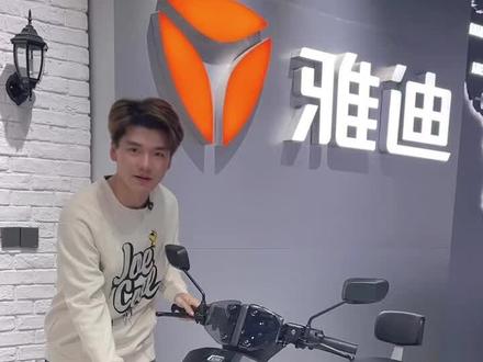 【无锡基地】
龙霆出鞘😎 破界而来
#雅迪冠能龙霆-M 真冠能,更智能!
冠能龙霆70-M劲享版 冠能龙霆80-M运动版
编码 A172-0B01EBF A172-0502EBF
电池 72V23Ah石墨烯 72V23Ah石墨烯
电机 1000W 1200W
制动 前满盘碟后碟刹
卖点:
5寸全屏TFT:全屏导航/音乐播放/天气预警等
智驾驶辅助:坡道驻车/自适应推行/定速巡航/GPS等
满级安防:震动报警/轮动报警/倾倒报警/非法启动报警等
智慧用车:密码解锁/边撑感应/光感大灯/自定义音效
下单锁定@无锡基地@迪确有货