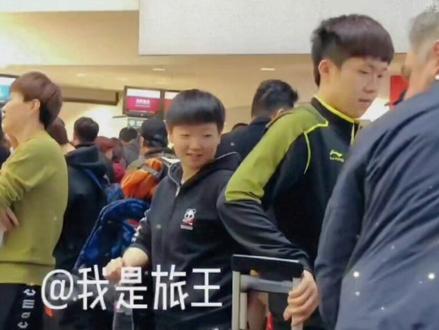 #上热门
这一挡 所有偶像剧都弱爆了
默默无闻看到人群过来后挡着的头头
发现头头举动后笑着骄傲聊天的莎莎
@DOU+小助手 #王楚钦孙颖莎 #王楚钦 #孙颖莎 #热门推荐 #国乒#乒乓球#运动员