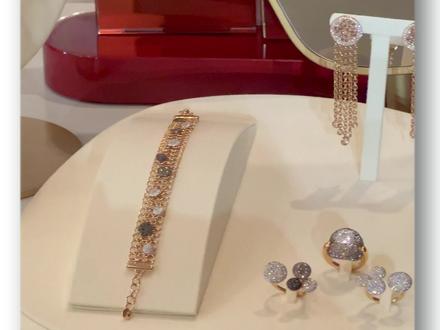 Pomellato gala dinner | 宝曼兰朵珠宝晚宴
宝曼兰朵大胆的将金匠传统与先锋设计、钻石与彩色宝石、以及各种实验性珠宝制作技术相融合,旧时代技术与新时代审美的碰撞让宝曼兰朵的每一款设计都更有意义。感叹匠人精神,感叹富有生命力的设计。
#宝曼兰朵 #Pomellato #高级珠宝 #晚宴现场 #兰玉