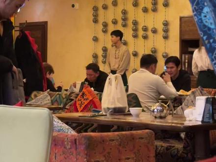 📍 阿拉木图必打卡的中亚风情餐厅! ✨ Navat——阿拉木图最受欢迎的特色餐厅之一,在全城有多家分店,无论你在哪,都能找到地道的中亚美食!🥰
🏠 环境氛围感拉满! 民族风装饰、复古吊灯,走进来仿佛穿越到古丝绸之路的时代!🌍✨
🍖 地道美食推荐:
✅Han plov (特色手抓肉)
✅ Shashlik(烤肉串)
✅ Lagman(手工拉面)
✅ Baursak(哈萨克炸面团)
每一道菜都是地道的中亚风味,吃一次就爱上!😋
📍 Navat在阿拉木图有多家分店,推荐就近打卡!
📸 你吃过哪家Navat?最喜欢哪道菜?留言告诉我!⬇️💬
🔗 #阿拉木图美食 #哈萨克斯坦旅游 #阿拉木图探店 #Navat餐厅 #当地人推荐