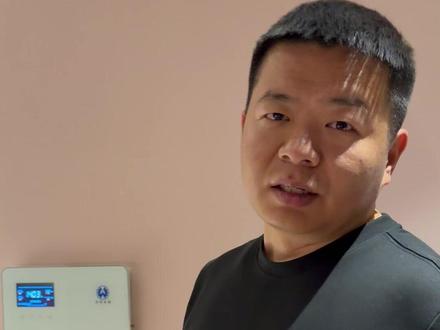 西藏酒店两种供氧方式实测!那曲 4450 米开弥散供氧,室内直接降到 2800 米,比拉萨还舒服
房间放制氧机 vs 中央弥散供氧,干燥记得开加湿器,不够吸就找前台要鼻吸管插出氧口,进藏住宿必看!#西藏 #西藏旅游 #旅行推荐官 #弥散式供氧