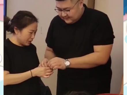 网红猴哥说车办婚礼!穿运动装被指不重视,喜酒260一瓶显寒酸