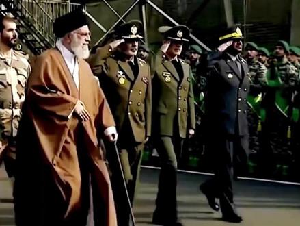 两艘美国航母也不怕?伊朗收到歼-20礼物后,又下单订购苏-57E?#军事科技 #军事科普 #军事爱好者 #军事