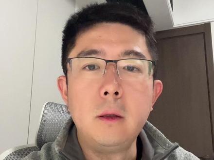 我上周发的视频让Github项目直接冲上全球热门榜 上周我拍了一条介绍Claude Hud插件的视频,说实话发之前没抱太大期待,就觉得这个插件确实好用,值得推荐一下。
结果完全没想到直接爆火。
但最让我意外的不是视频数据,是这个GitHub项目的变化。我拍视频那天,claude-hud的GitHub star是4500左右。
现在,已经破万了。打开trendshift一看,claude-hud直接冲到了全球rising repositories第5名,拿到了#1 Repository Of The Day。作者jarrodwatts也连续7天登上GitHub trending developers榜单。然后jarrod本人在Twitter上回复我,专门感谢我的分享。
说真的,这件事给我的感触挺大的。
做技术内容这段时间,我一直相信一件事:好的工具不缺用户,缺的是一个讲人话的人把它介绍出去。很多开源项目技术很强,但README写得像论文,普通开发者根本看不进去。你用两分钟的视频,把"这东西是什么、为什么好用"讲清楚,比一万字文档管用。
其实AI时代这个问题会越来越明显。现在有了vibe coding,一个人一周就能写出以前一个团队干一个月的项目。好的技术产品只会越来越多,但能把它讲明白的人反而越来越稀缺。
硅谷已经在出现一个新角色叫CSO——Chief Storytelling Officer。不是开玩笑,当产品本身不再是瓶颈的时候,"怎么讲这个故事"就变成了最值钱的能力。你的技术再牛,没人能用两分钟听懂它好在哪,那它就不存在。我越来越觉得,AI时代最稀缺最有价值的人不再是能造出最好工具的人了,而是能让最好的工具被看见的人。
接下来会继续挖掘好用的开发者工具,如果你也有觉得"明明很好用但知道的人太少"的工具,随时告诉我,说不定下一个被我带火的就是它。