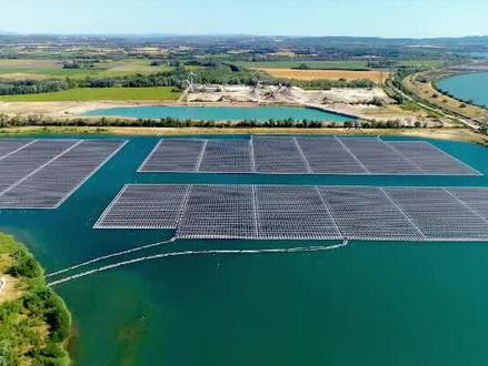 2025-2026中国经济年会刚释放关键信号:明年要扩大绿电应用,重点培育氢能、绿色燃料等新增长点。这意味着,被业内称为“绿色石油”的氢能,正式从政策蓝图走向产业竞速,咱们普通投资者也该把这匹“能源黑马”放进观察清单了!
氢能到底凭啥能成为政策力挺的新增长点?核心是它的“全能优势”——热值是石油的三倍,堪称“能量王者”,而且终端排放只有水,零碳属性拉满。更妙的是,它能适配工业替代、交通重载、储能调峰等多个场景,既能解决重卡长途续航的痛点,又能消化光伏风电的弃电,妥妥的“能源界多面手”。
从2025年的行业现状来看,氢能已经告别“概念阶段”。数据显示,我国绿氢产能已超22万吨,占全球一半以上,加氢站数量突破540座,稳居全球前列。市场需求更是快速放量,全年氢能消费量达1800万吨,同比增长38%,形成了“工业用氢为基、交通用氢提速、储能用氢突破”的格局。不过热闹背后仍有短板:当前绿氢成本在每公斤21至46元,是灰氢的两倍多,储运成本占总成本的三成到四成,加氢站覆盖还集中在长三角、珠三角等核心区域,这些都是规模化落地的“拦路虎”。
那么规模商业化还有多远?业内共识是“五年窗口期”。随着电解槽技术迭代,2025年碱性电解槽成本已下降38%。政策端也在加码,国家能源局新增100个以上氢能示范项目,多地推出购车补贴、高速通行费减免等政策。专家预测,到2030年左右,绿氢成本有望降至每公斤10元,与灰氢基本持平,届时工业替代、跨区域氢能输送将全面开花。
产业链上的“玩家们”早已摩拳擦掌,竞争格局初显轮廓。上游制氢端,隆基绿能中标13.7亿元央企电解槽订单,依托光伏优势实现绿氢成本低于每公斤18元;三一氢能以高性价比拿下多地项目,订单密集落地。中游储运环节,国富氢能建成国内首套10吨级液氢工厂,破解了长距离运输难题,为“西氢东送”铺路。下游应用端,亿华通作为燃料电池系统龙头,市占率连续五年第一;潍柴动力打破海外技术垄断,氢能重卡销量占行业六成以上,荣程新能更是实现千辆级氢能重卡运营。这些企业覆盖“制储运加用”全链条,是行业突破的核心力量。
朋友们,经济年会的定调已经明确,氢能不是短期炒作,而是绿电转型背景下的长期赛道。当前行业虽仍面临成本、基建的阶段性挑战,但技术降本和政策支持正在加速破局。
#氢能产业链 #氢能龙头 #氢能产业发展规划 #经济年会