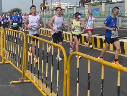 带你体验真实的30km后的赛道
坡是真的陡
天气是真的热
#185大帅哥 #厦门 #跑步 #马拉松 #厦门马拉松
