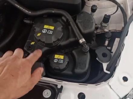 #变声 #宝马 最近很多B系列发动机更换完防冻液空调无法使用,今天给大家介绍一下低压水壶排空气的方法