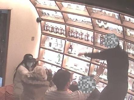 主要站桌子上跳舞危险啊#rnb酒吧#大连rnb酒吧 #傻福 #馄饨酒馆