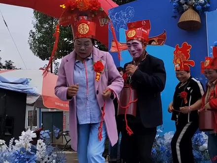 #你们那里有这样的习俗吗 #地方习俗 喜公公、喜婆婆,喜伯娘、喜叔婶,若有干爸爸干妈妈,在新郎新娘婚礼当天,都要抹花脸、戴牛铃铛,还有戴高帽子、古装剧的官员帽子,现在酒盒子多,能工巧匠制作的帽子也是一种艺术!