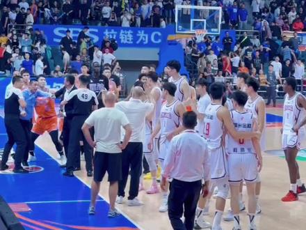 cba福建队主场vs浙江队赛后冲突,浙江队太脏了,朱世龙罕见暴怒!
#程帅彭#福建男篮 #朱世龙#吴前 #邹阳
