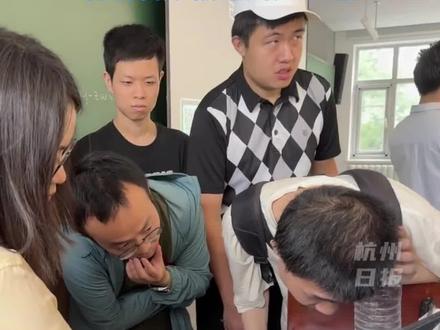 #韦东奕连续三天前排听课,课后第一个冲上台追问。同学:#王虹与韦东奕之间加密对话。网友:你听懂他们在说什么,但又听不懂他们在说什么。(来源:每日经济新闻) #王虹 #韦东奕